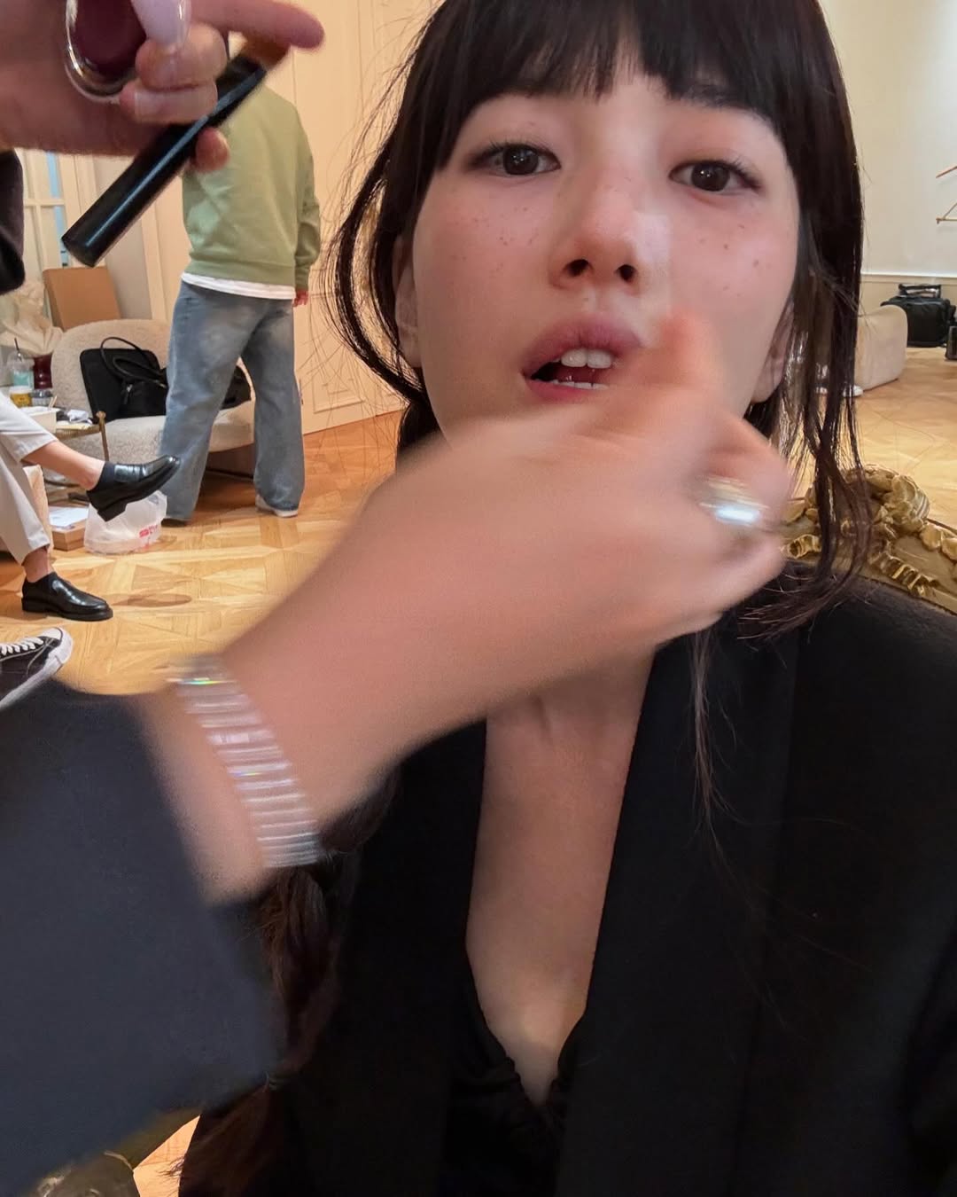 上粉底時請改用美妝蛋或氣墊粉餅，以「垂直拍打、按壓」的方式上妝