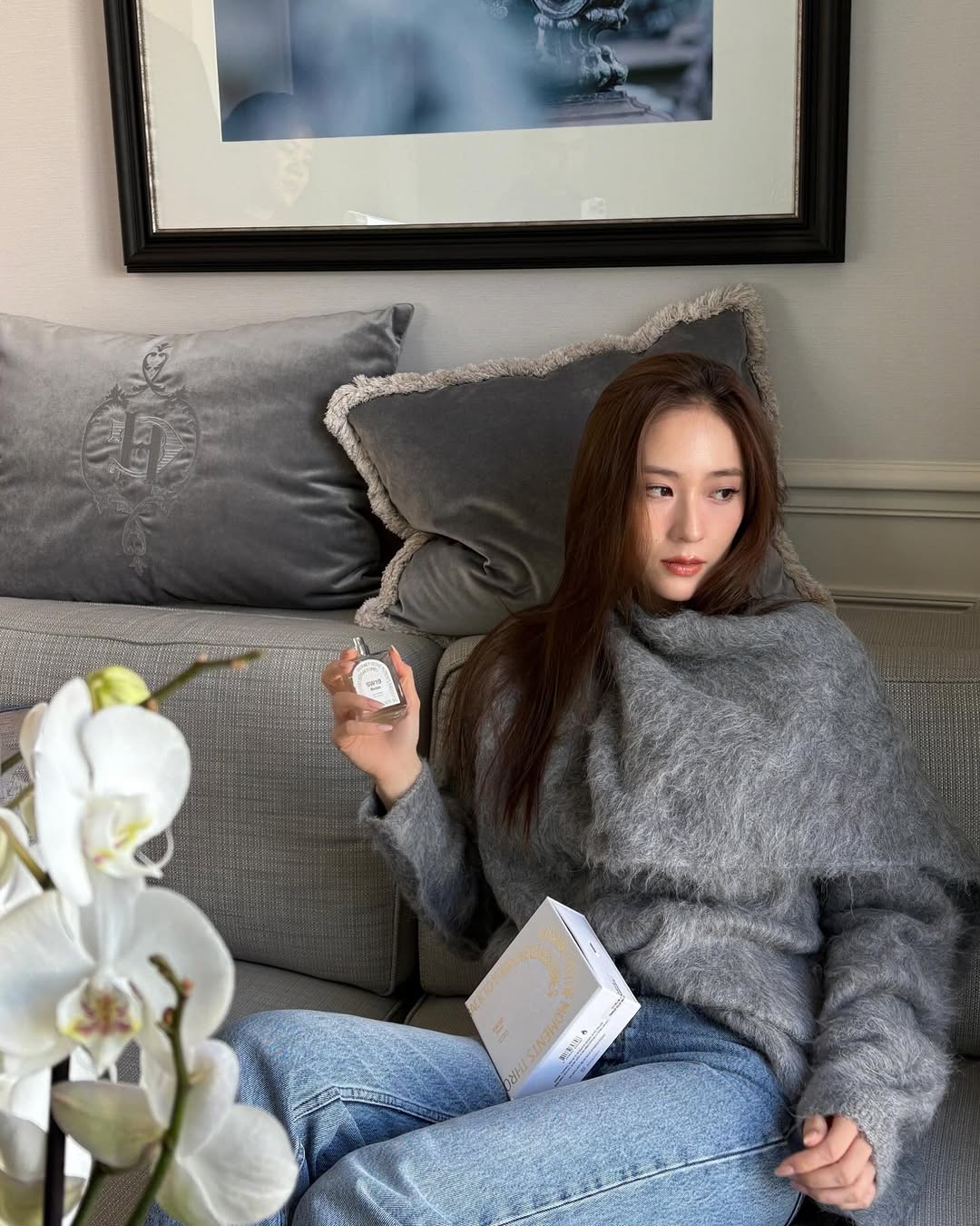 身為時尚指標的Krystal，其慵懶而不失高雅的氣質，與Noon系列溫暖乾淨的意象完美契合