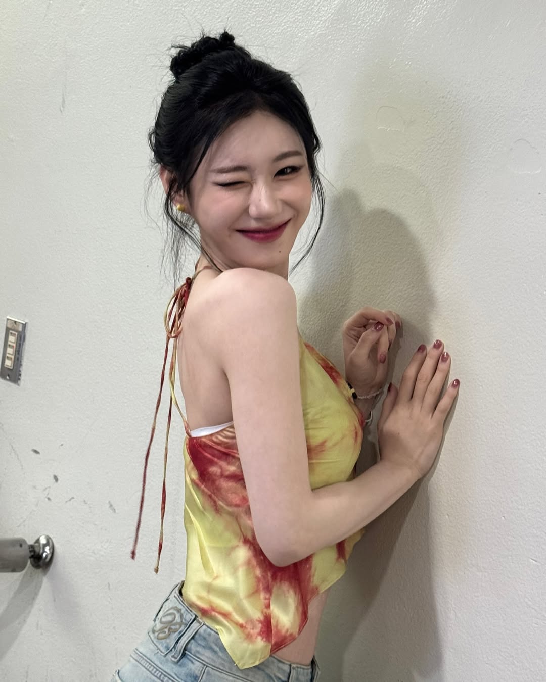 當你在沖洗頭髮時，這些殘留物質會順著水流流經你的背部