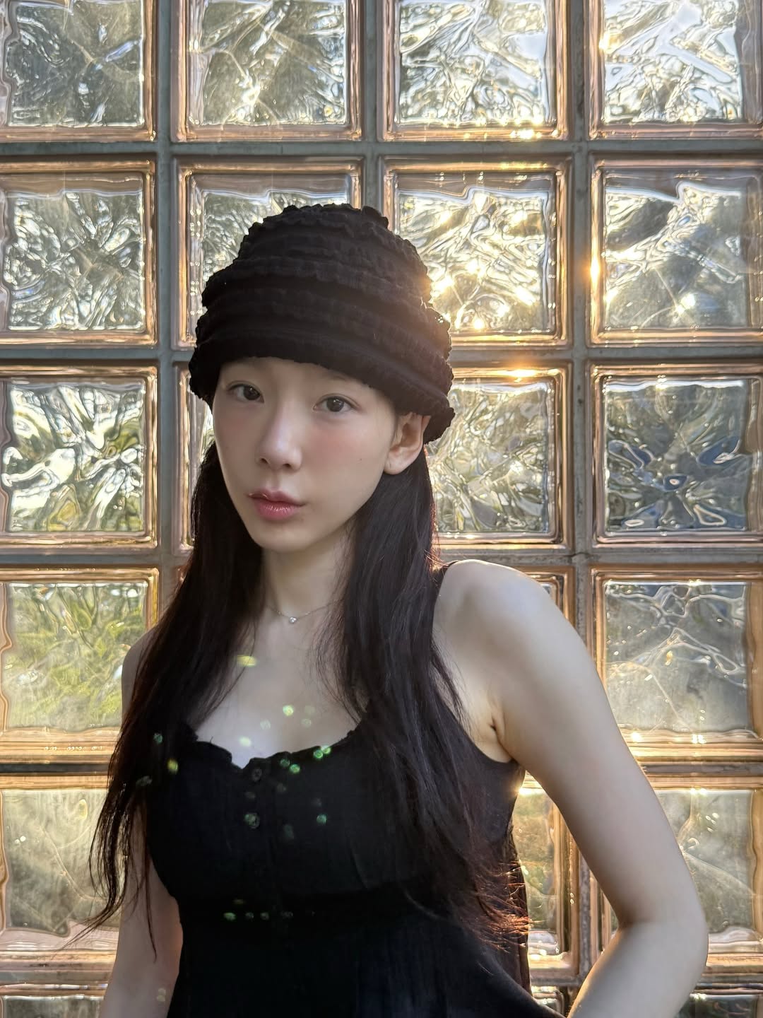 濕敷就像幫臉蓋上一層保暖被，它會暫時阻斷水分蒸發，讓皮膚表面溫度升高約1°C