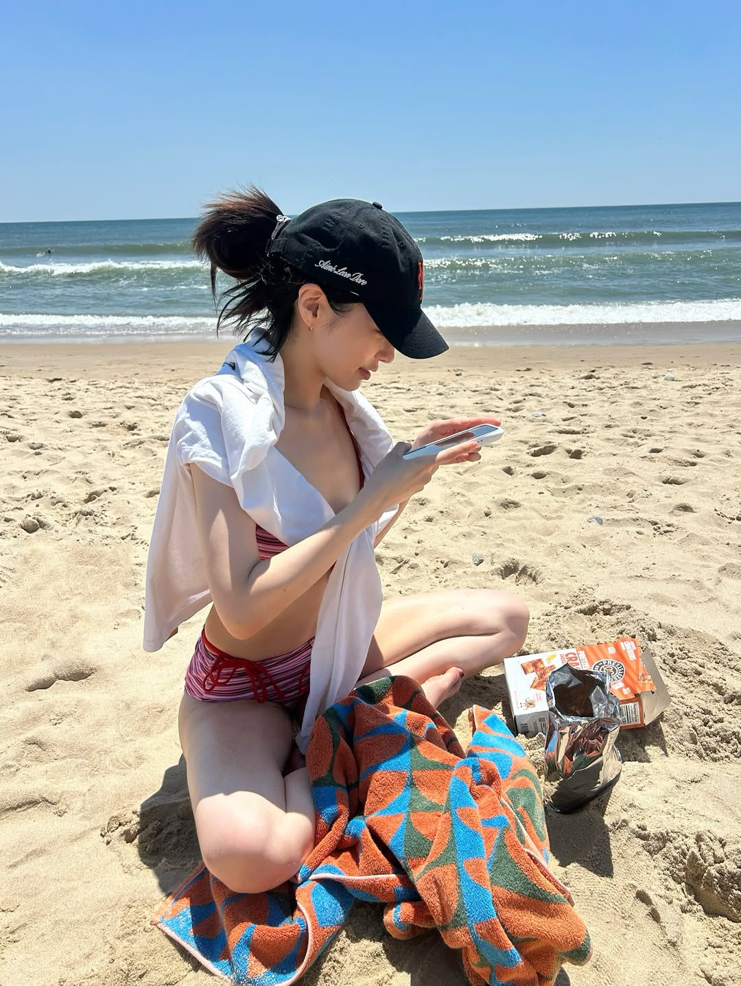 即使是室內窗邊的陽光，也會刺激黑色素細胞瘋狂工作。如果沒有做好物理遮蔽（帽子、口罩）與化學防護（防曬乳），反黑幾乎是必然的