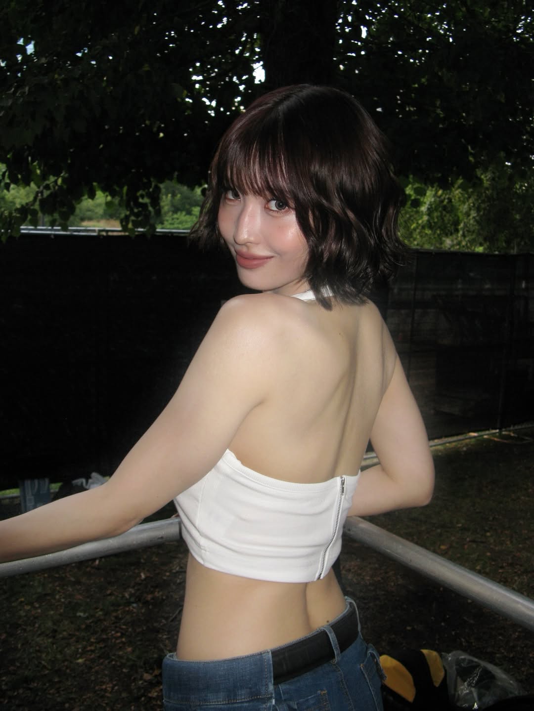 沖洗背部時，建議身體稍微前傾，或是將花灑（蓮蓬頭）拿近一點，確保水流有足夠的壓力帶走殘餘泡沫