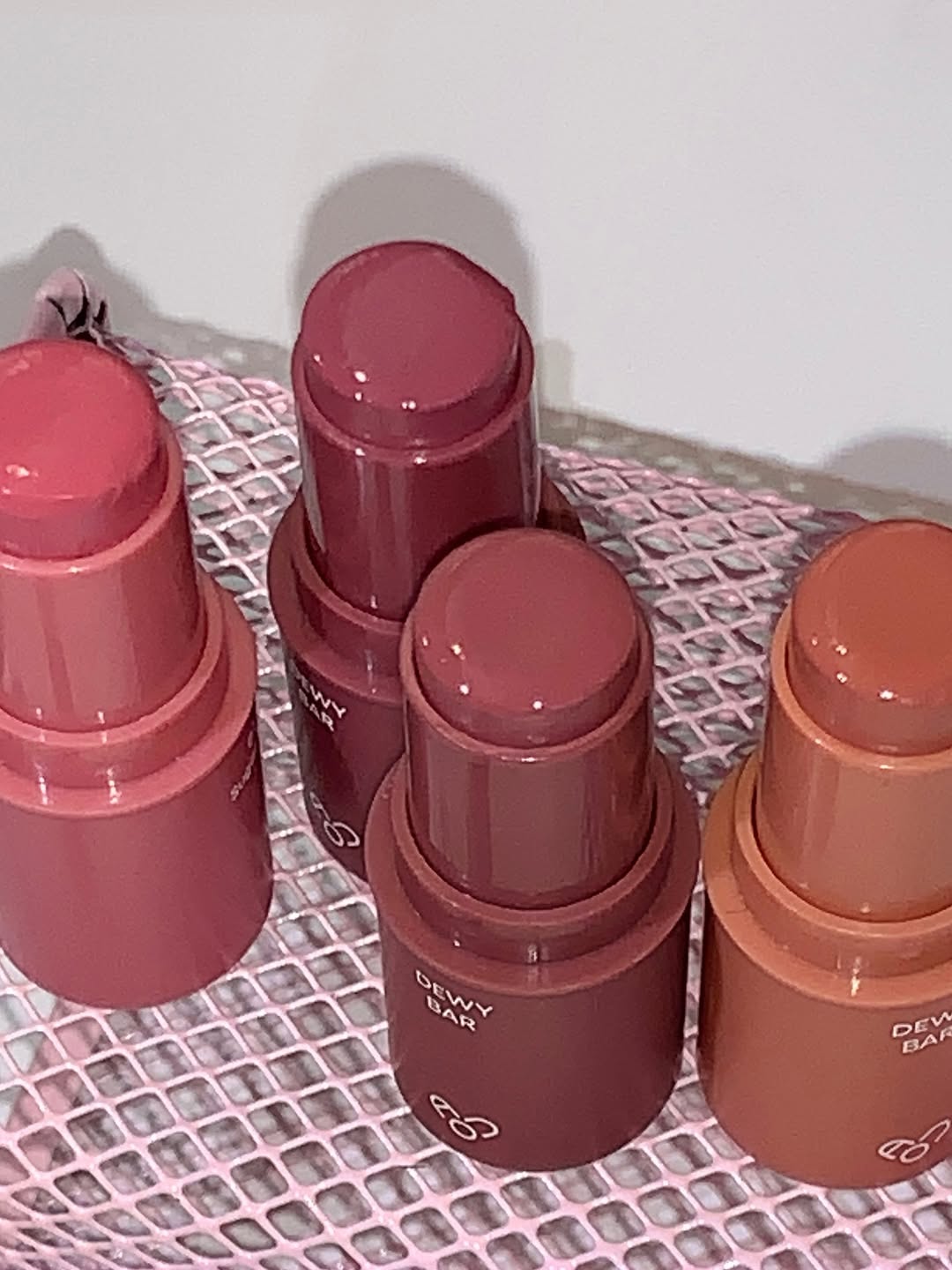 這款Dewy Bar外型像唇膏，但其實是唇頰兩用膏，妝效是標準的水光質感