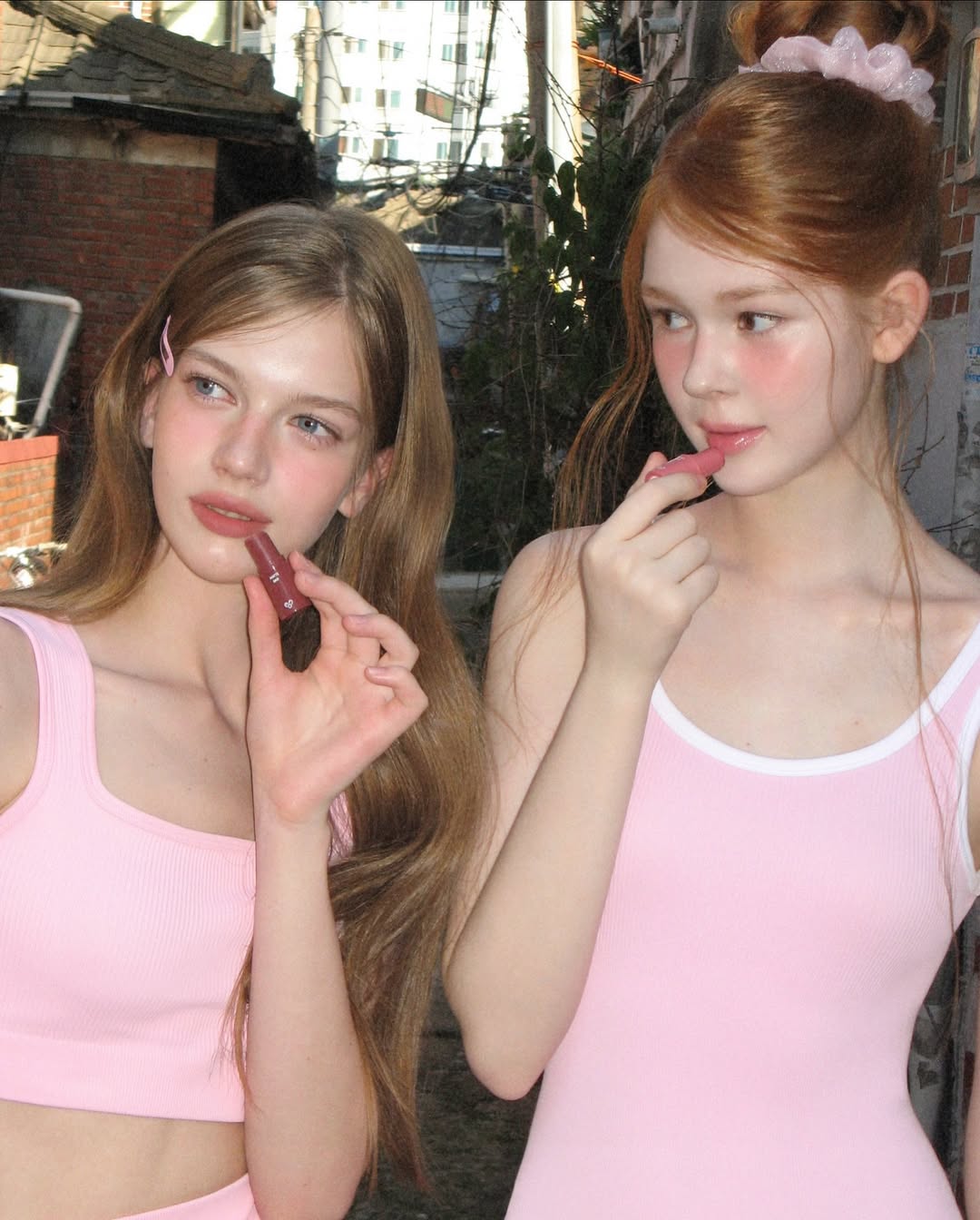 它的設計非常精巧，像是一支小巧的蠟筆，不需要鏡子也能隨手補妝