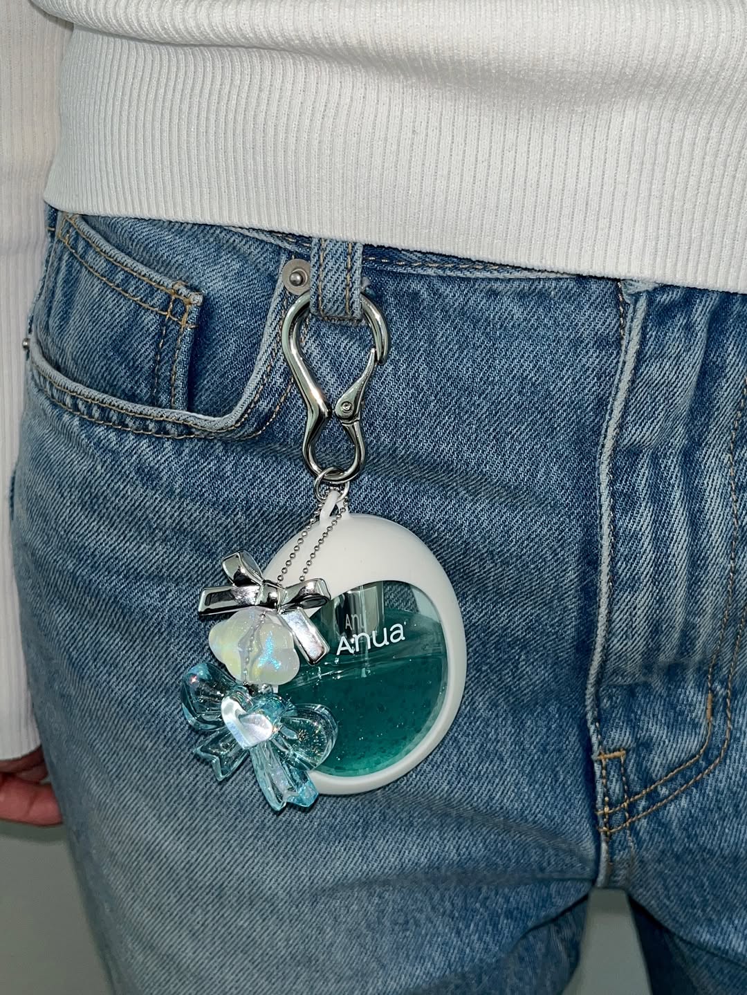 這顆「保濕蛋」可以輕易掛在手拿包、後背包或牛仔褲勾環上