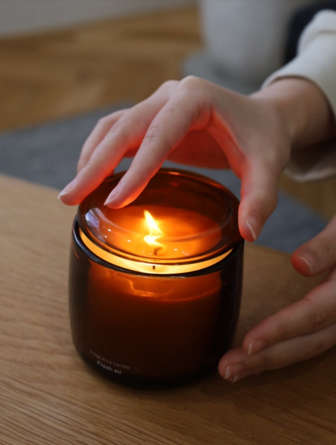 這款蠟燭採用天然大豆蠟與精油調配，香味層次豐富