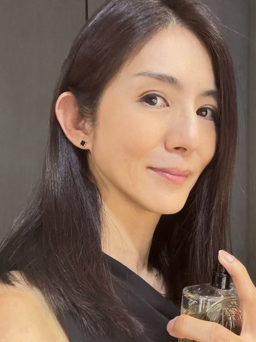 她習慣在洗完臉後使用1–2滴高純度美容油，用來提升延展度