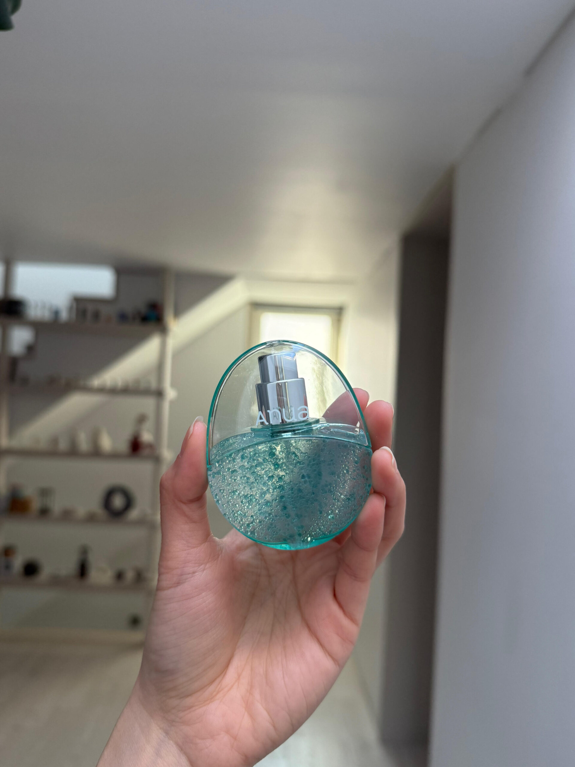 仔細觀察噴霧內部，會發現無數細小的藍綠色微粒