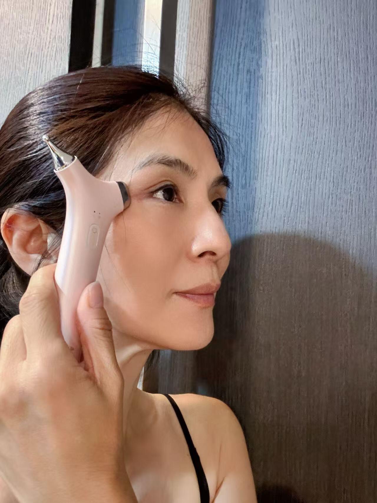 沿著眉骨，由中間向兩側輕揉至太陽穴。這裡聚集許多穴位，是消除疲勞的關鍵