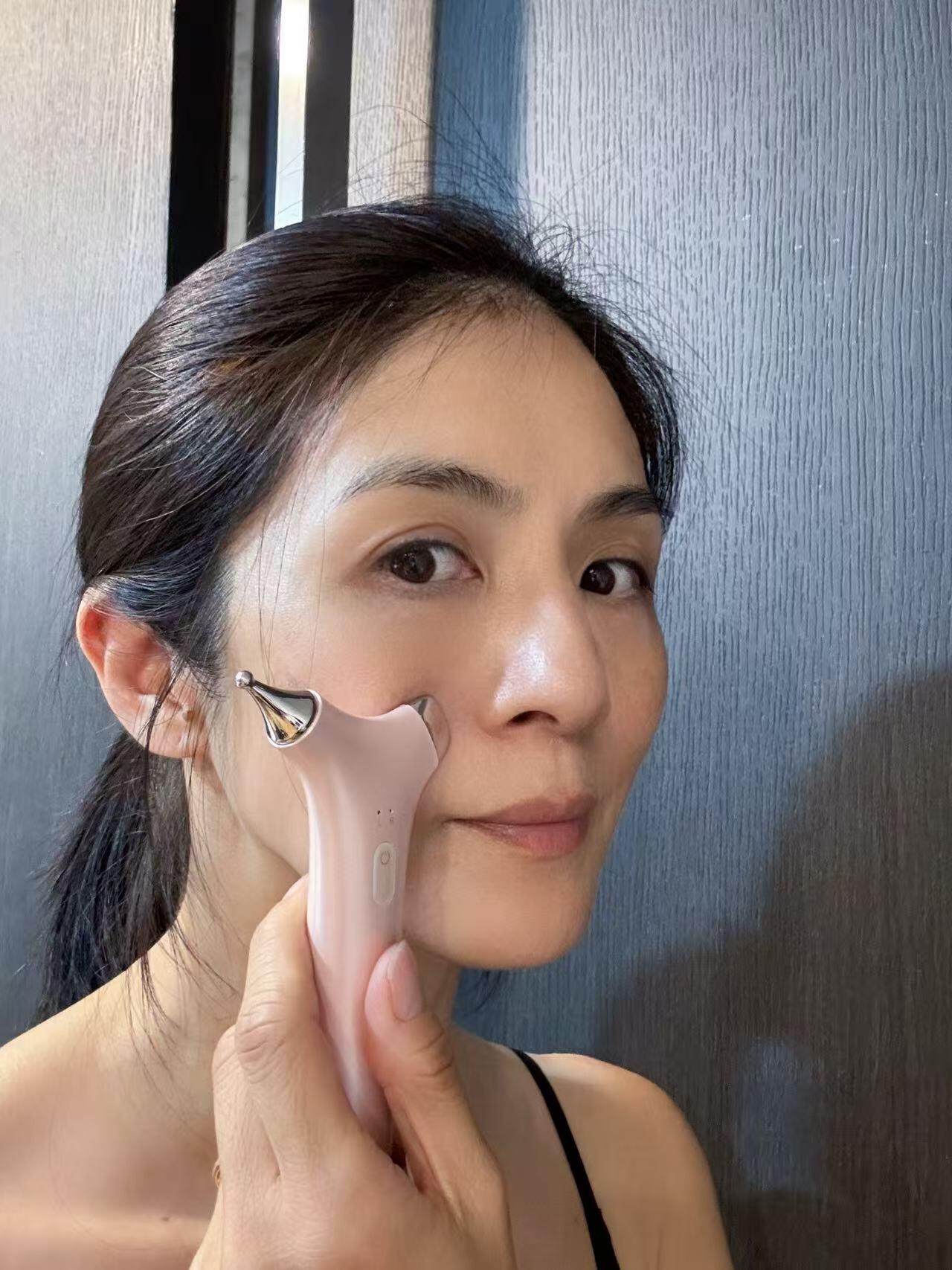 由臉部自然向下過渡，沿著下顎骨，向兩側提拉至耳垂下方