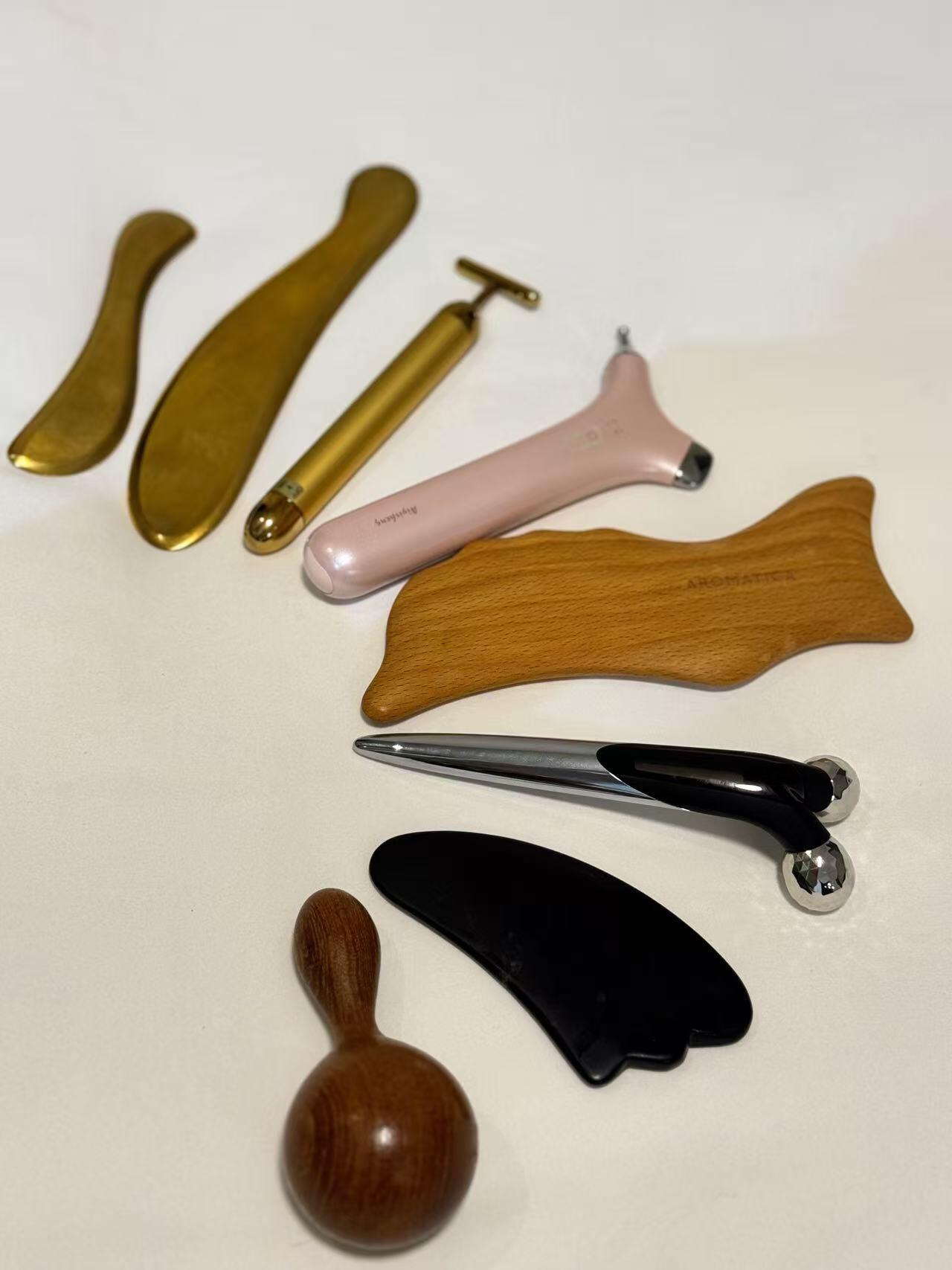 流程裡不特別追求昂貴儀器，而是運用簡單美容工具，像是刮痧板