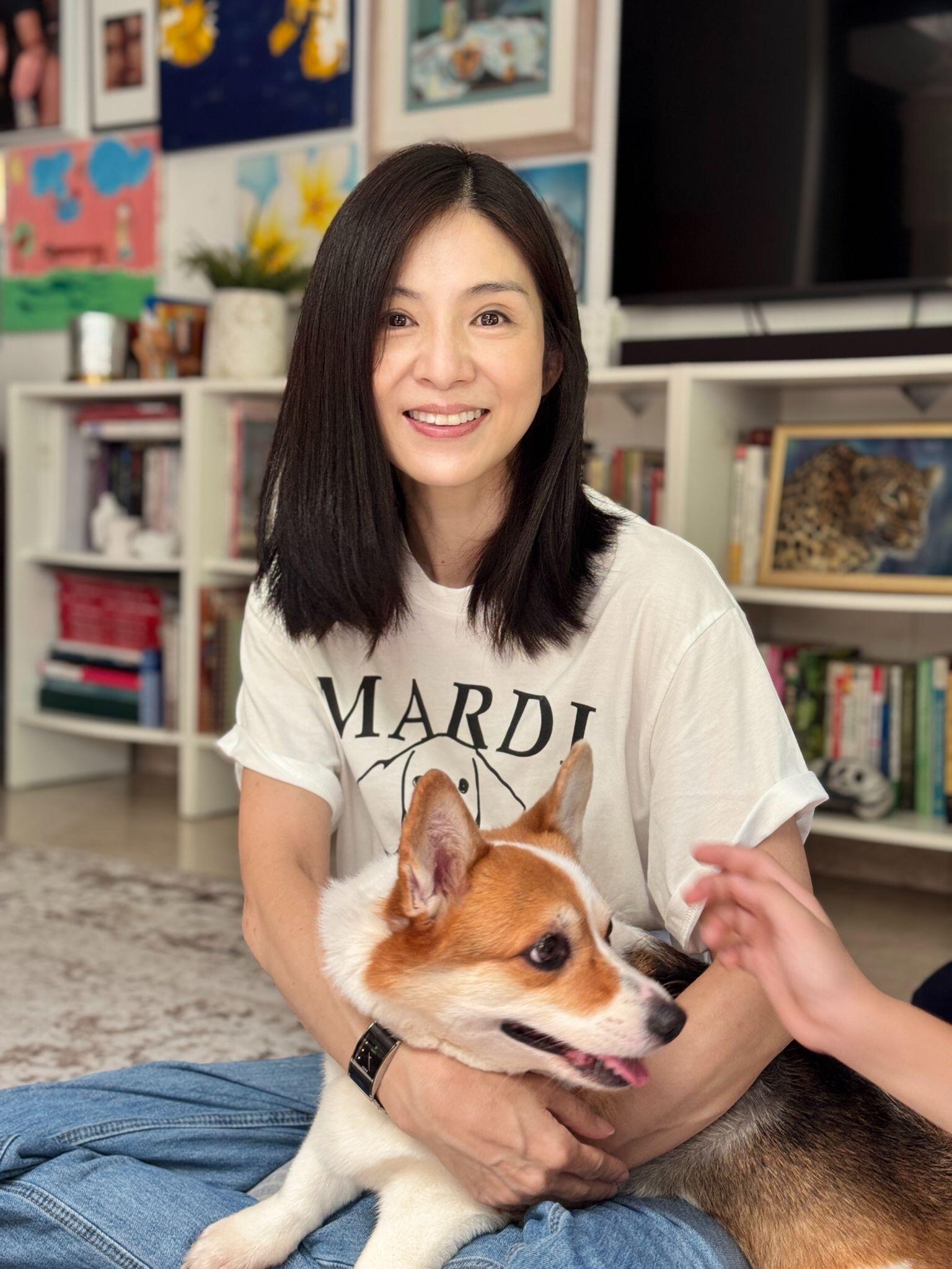 多數人的保養偏向靜態，抹上保養品就結束；楊采妮則把流程轉為動態模式