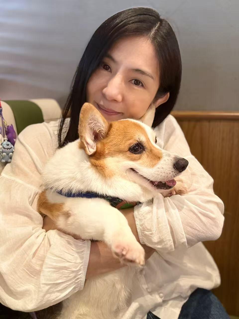 按摩臉部的同時也可以輕刮頭皮，因為頭皮與臉部屬於同一張皮膚結構