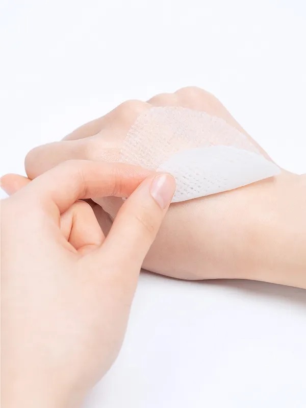 浸滿了高濃度的保濕精華液，棉片材質細緻不傷肌膚