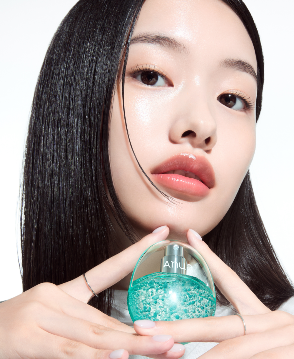 她經常分享如何透過「分層補水」來維持底妝一整天不暗沉的技巧