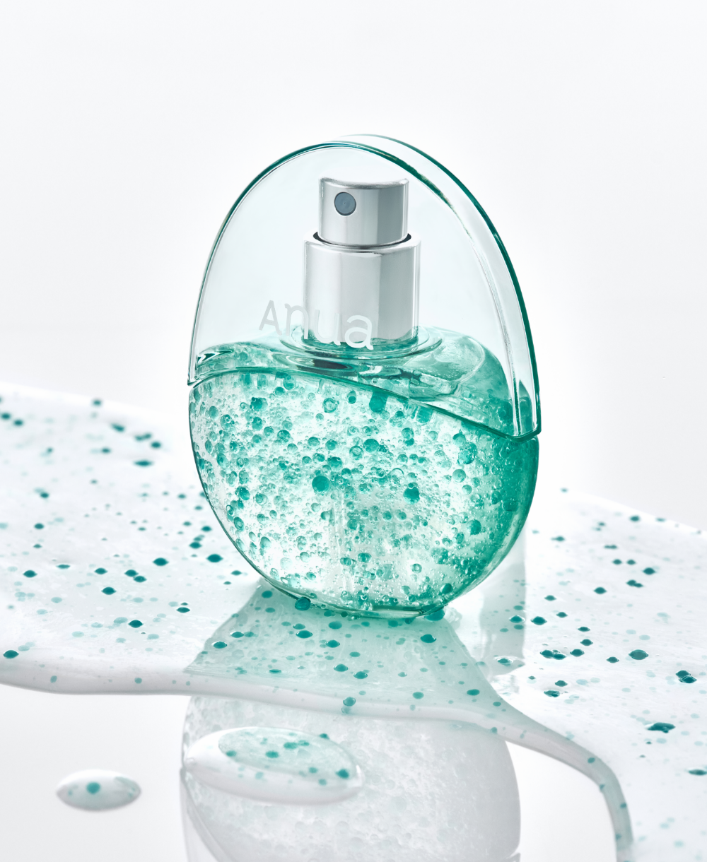 這是將高濃度保濕精華包裹在微膠囊中，在噴霧觸碰肌膚的瞬間釋放