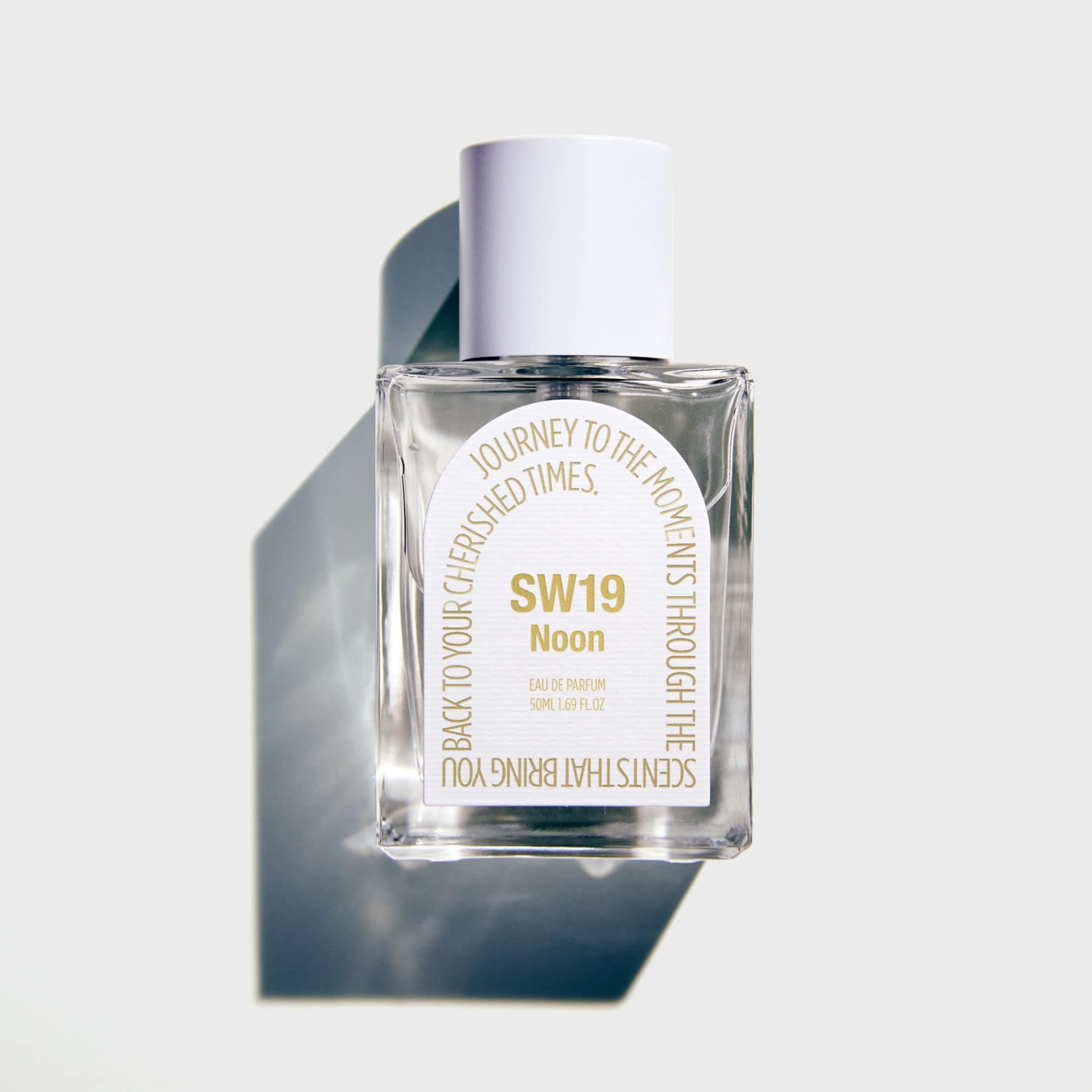 充滿純淨感的白花與綠意調。前調是清新微苦的薄荷與茶香，中調揉合了薰衣草與曬乾乾草的氣息