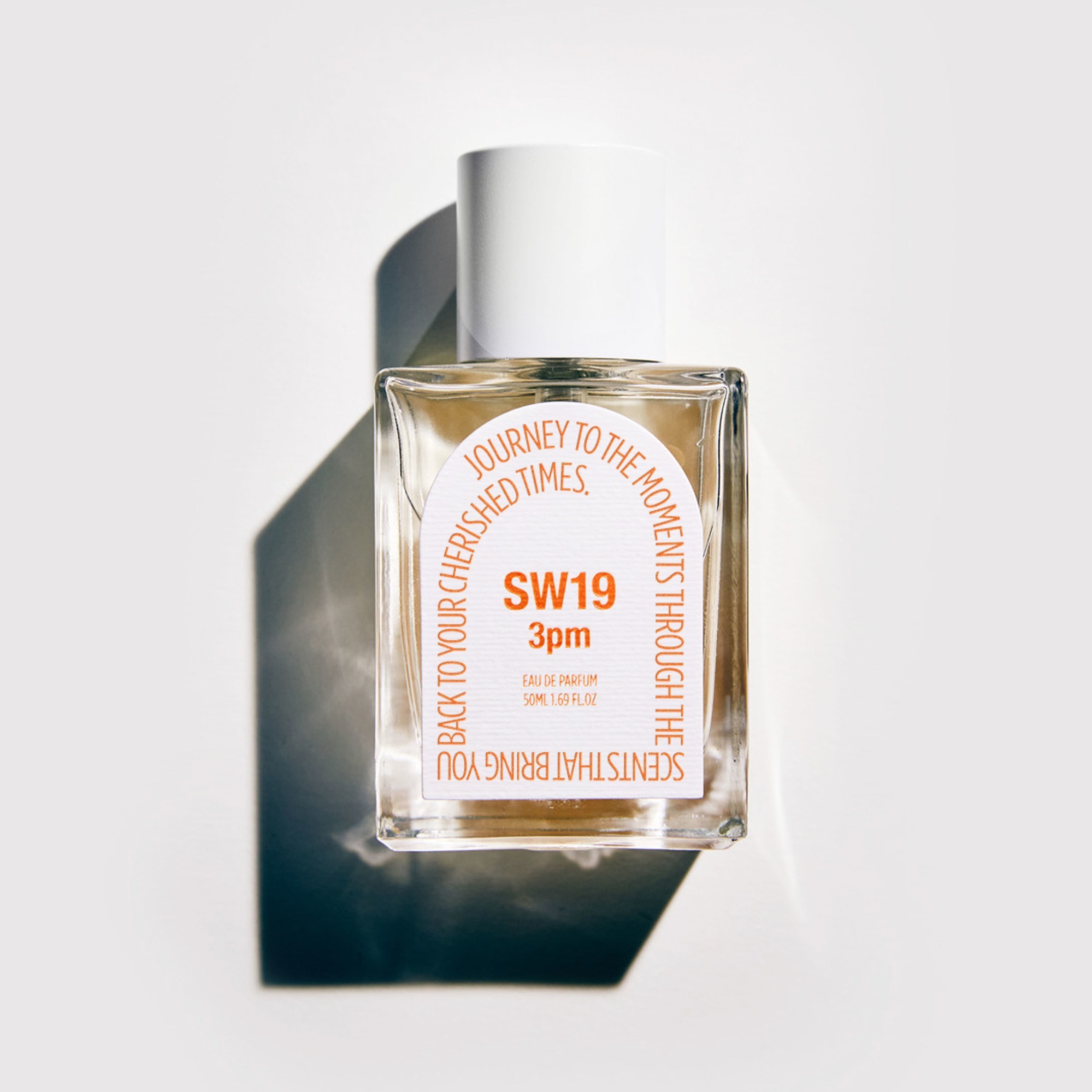 結合了清新的柑橘與柔和的木質。前調的佛手柑與橘子帶出少年般的明亮，中調加入茉莉與梔子花增添柔軟感，最後以白麝香與岩蘭草收尾