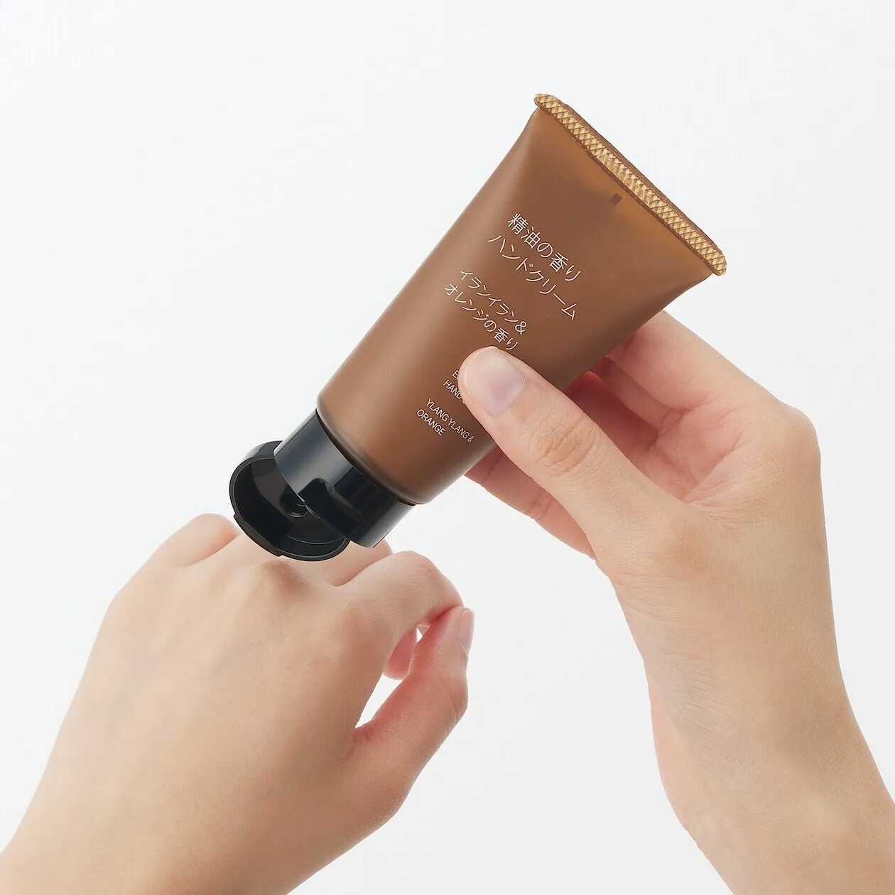 它雖然滋潤，但吸收速度極快，抹完後玩手機或打字也不會覺得油膩