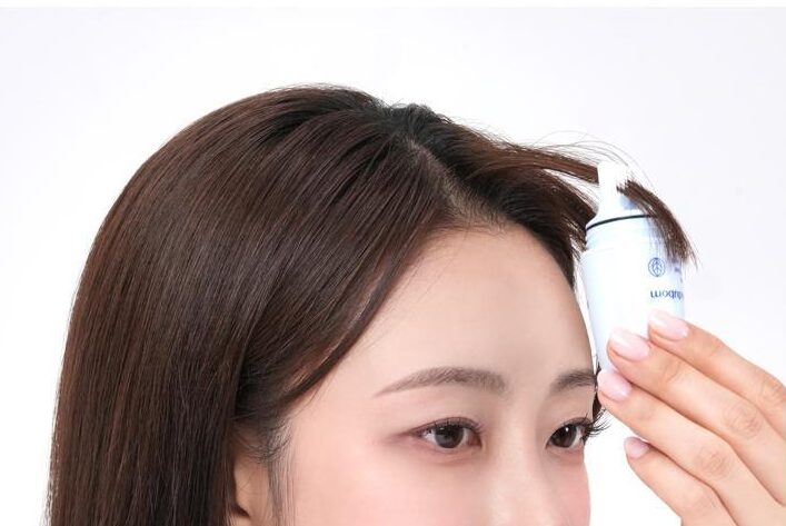 用刷頭在瀏海內側根部輕刷兩下，取下髮捲後稍微撥鬆，你的瀏海就像裝了彈簧一樣彈力十足