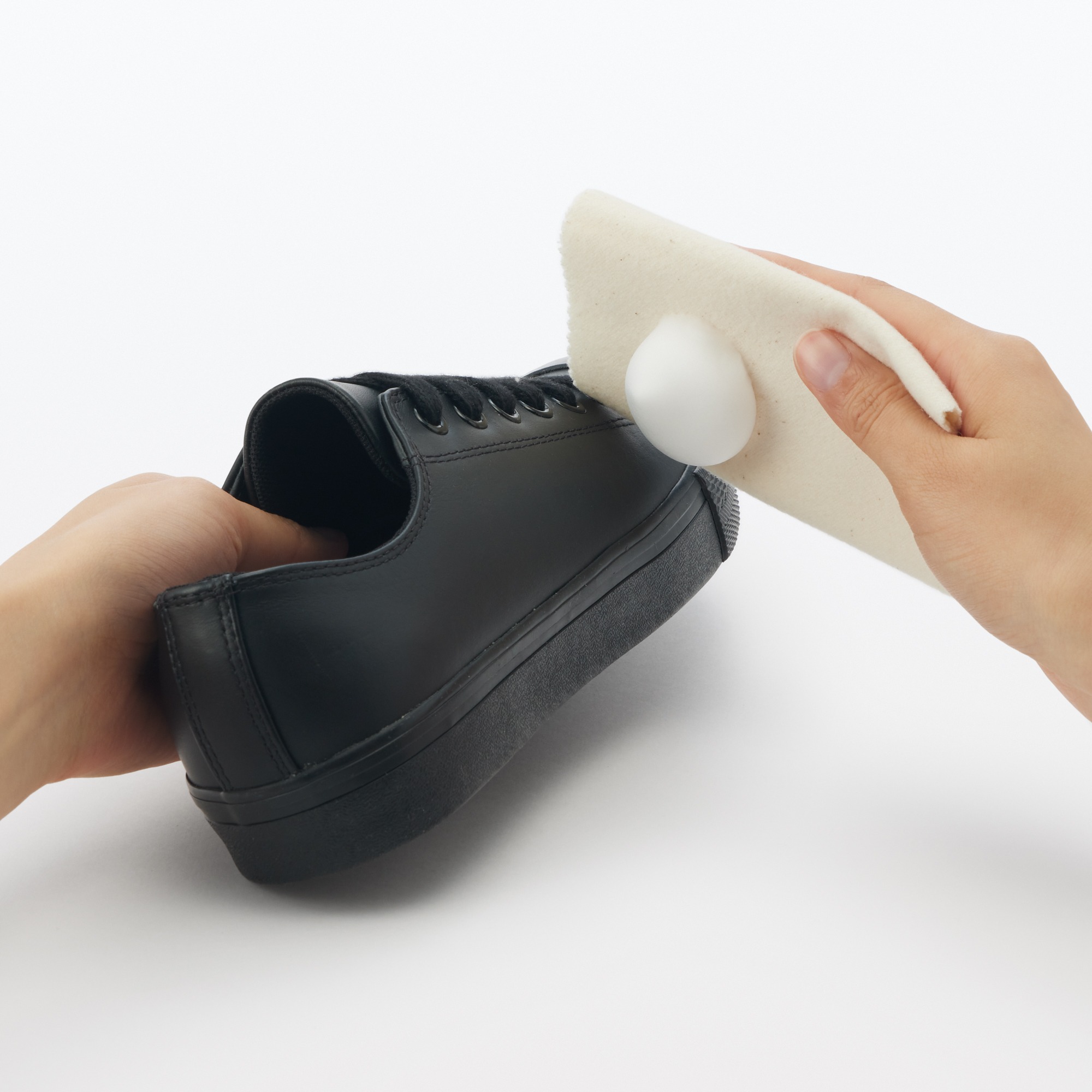 這款洗鞋泡沫主打「乾洗」概念，完全不需要用水，操作簡單到讓人感動