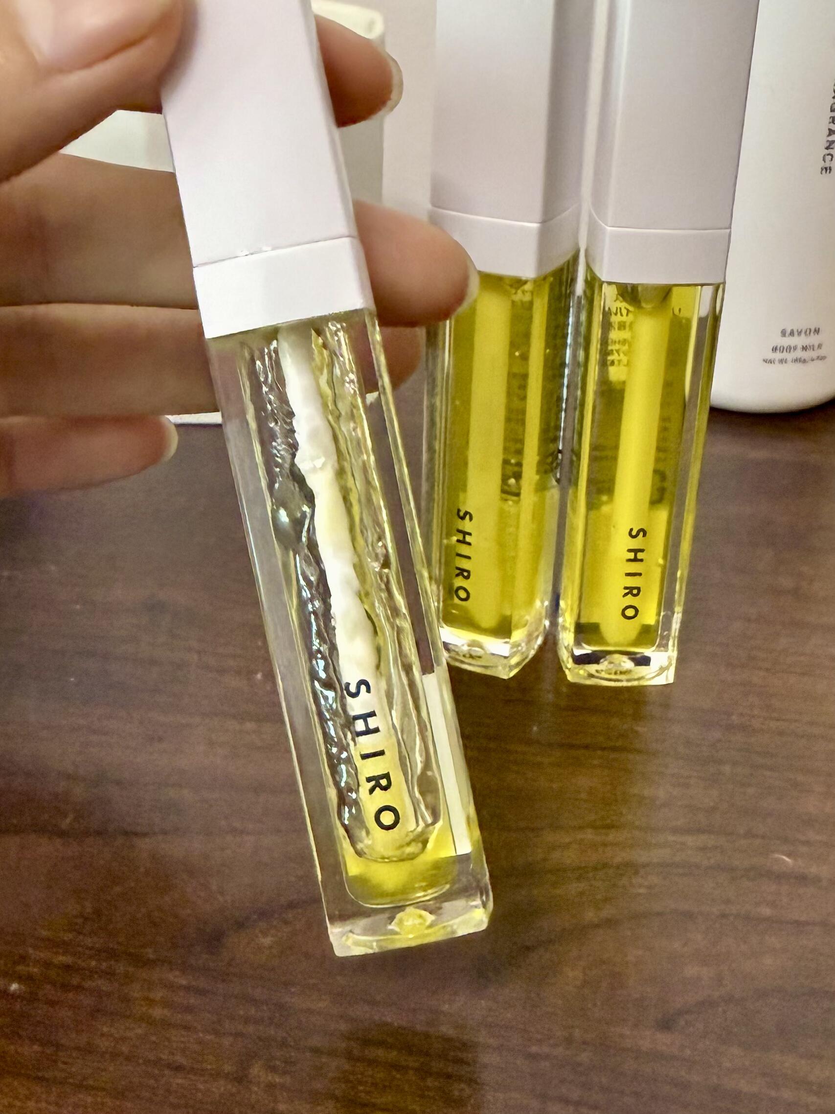 究竟這支外表簡約、香氣迷人的唇部精華，為什麼能讓網民們集體瘋狂?