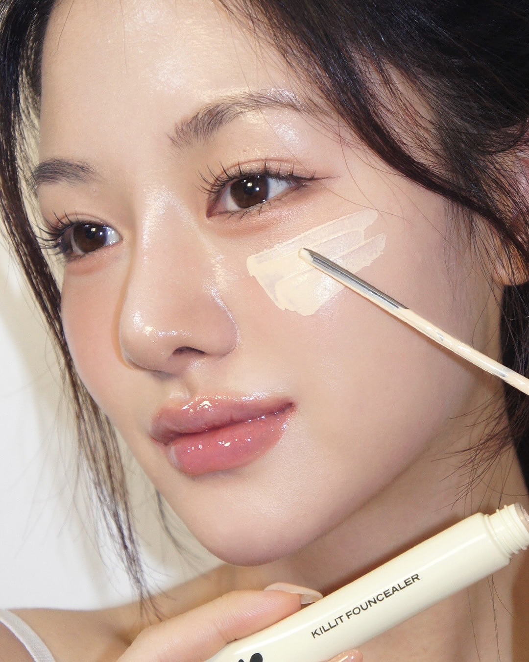 內建刮刀或抹刀式設計的粉底液，能在擠出時自動控制用量，一刮就能均勻鋪展