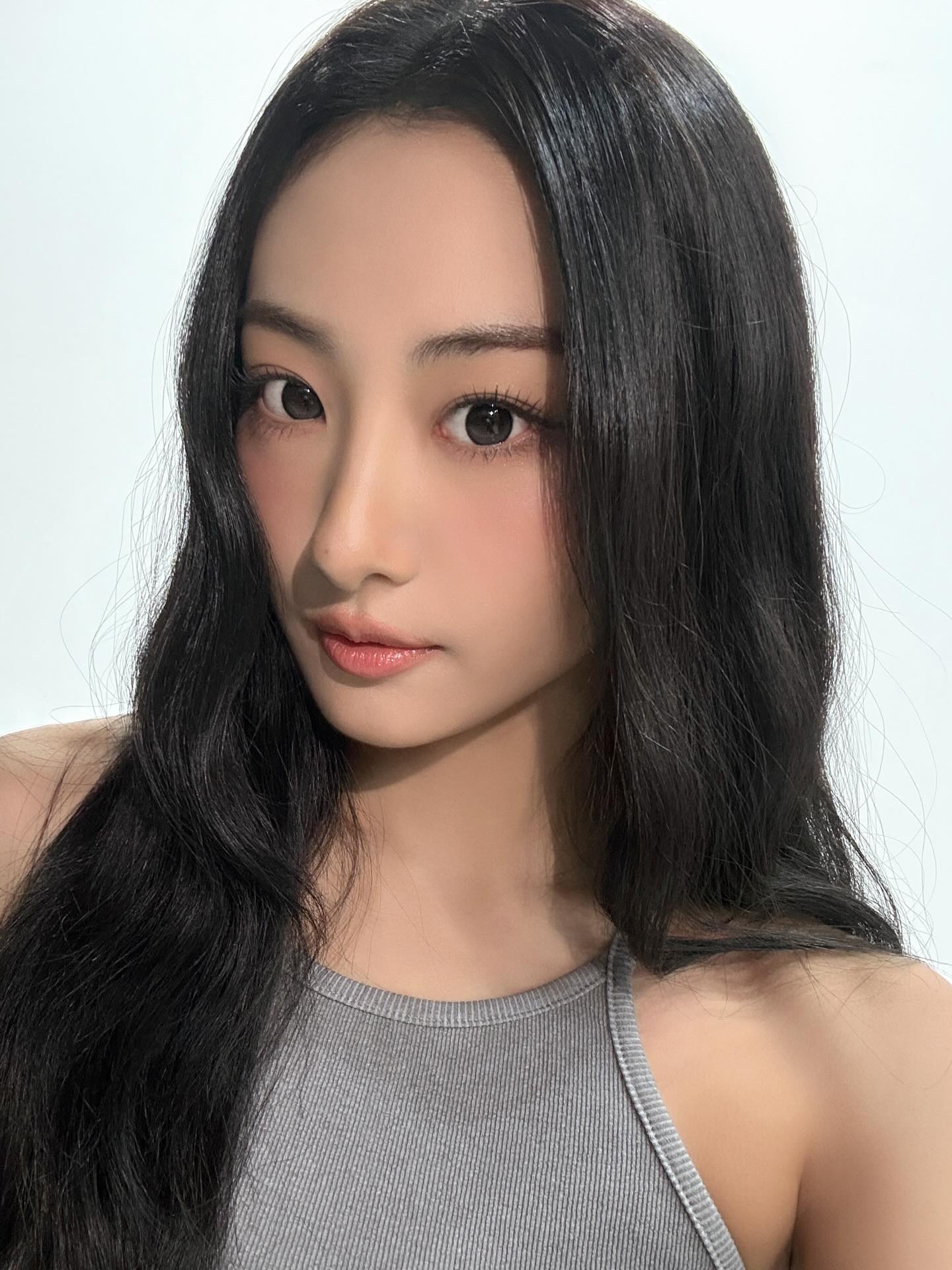 妳的妝撐不過中午？90%的人都少做了關鍵那步，蜜粉+噴霧的正確時機點