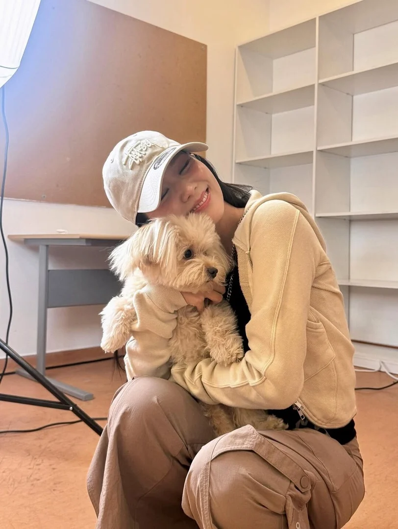 這個看似隨性的睡姿調整，卻意外引發了一波助眠風潮