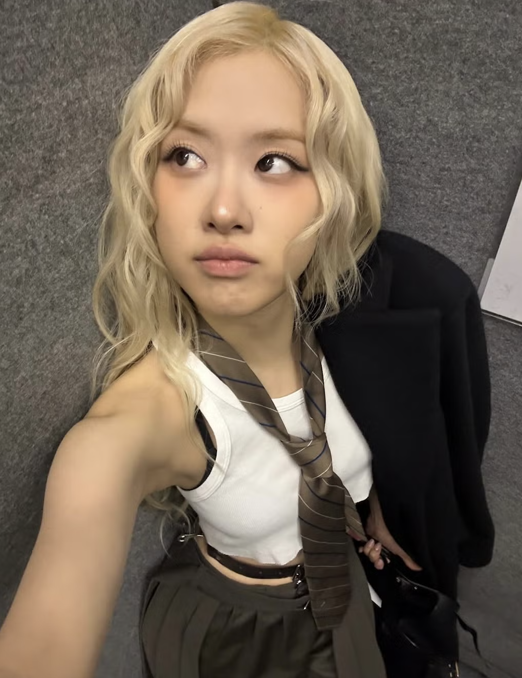 在遮瑕之前先輕掃碎粉，看似多此一舉，卻能默默吸走局部油脂