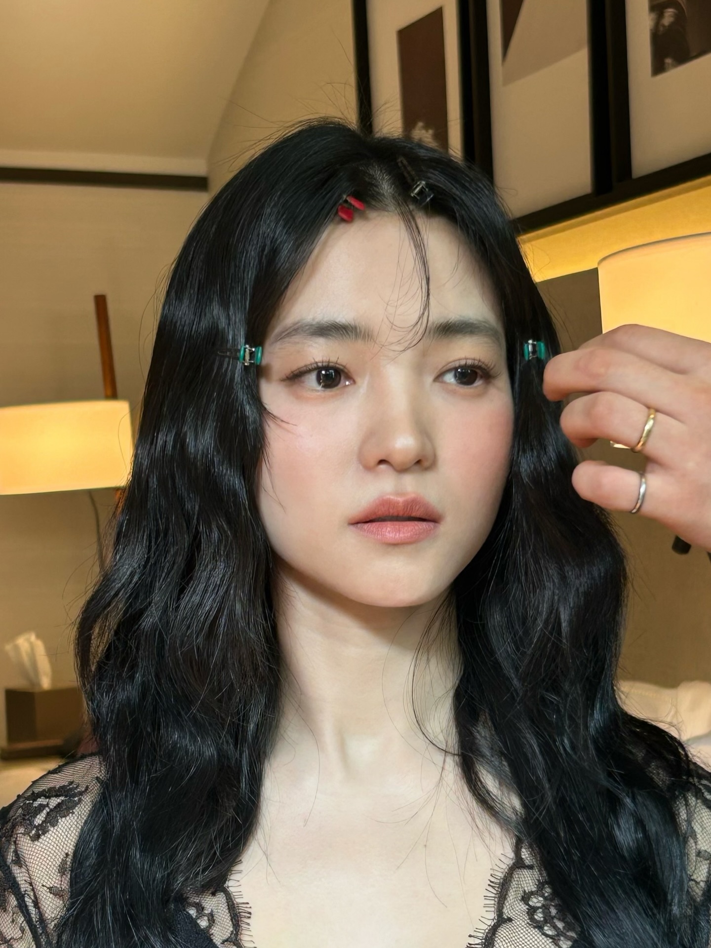 想讓白髮慢點來？與其事後補染，不如在洗頭時多花 10 分鐘進行一場頭皮養護