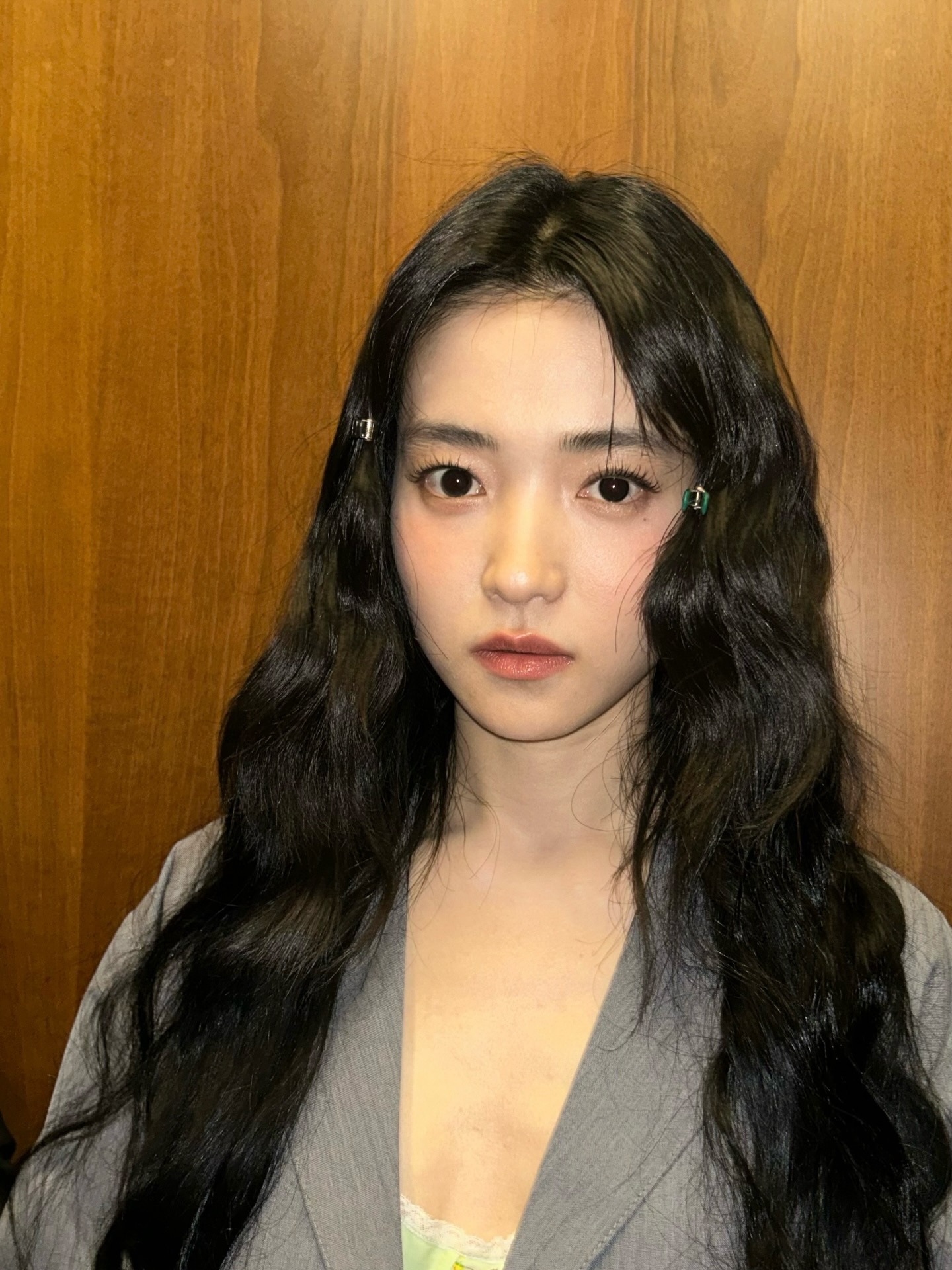 想讓白髮慢點來？與其事後補染，不如在洗頭時多花 10 分鐘進行一場頭皮養護