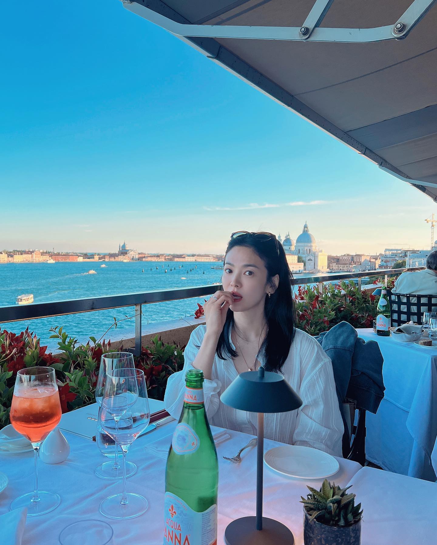 抗氧與抗糖的雙重防線：內服莓果、外抹菸鹼醯胺