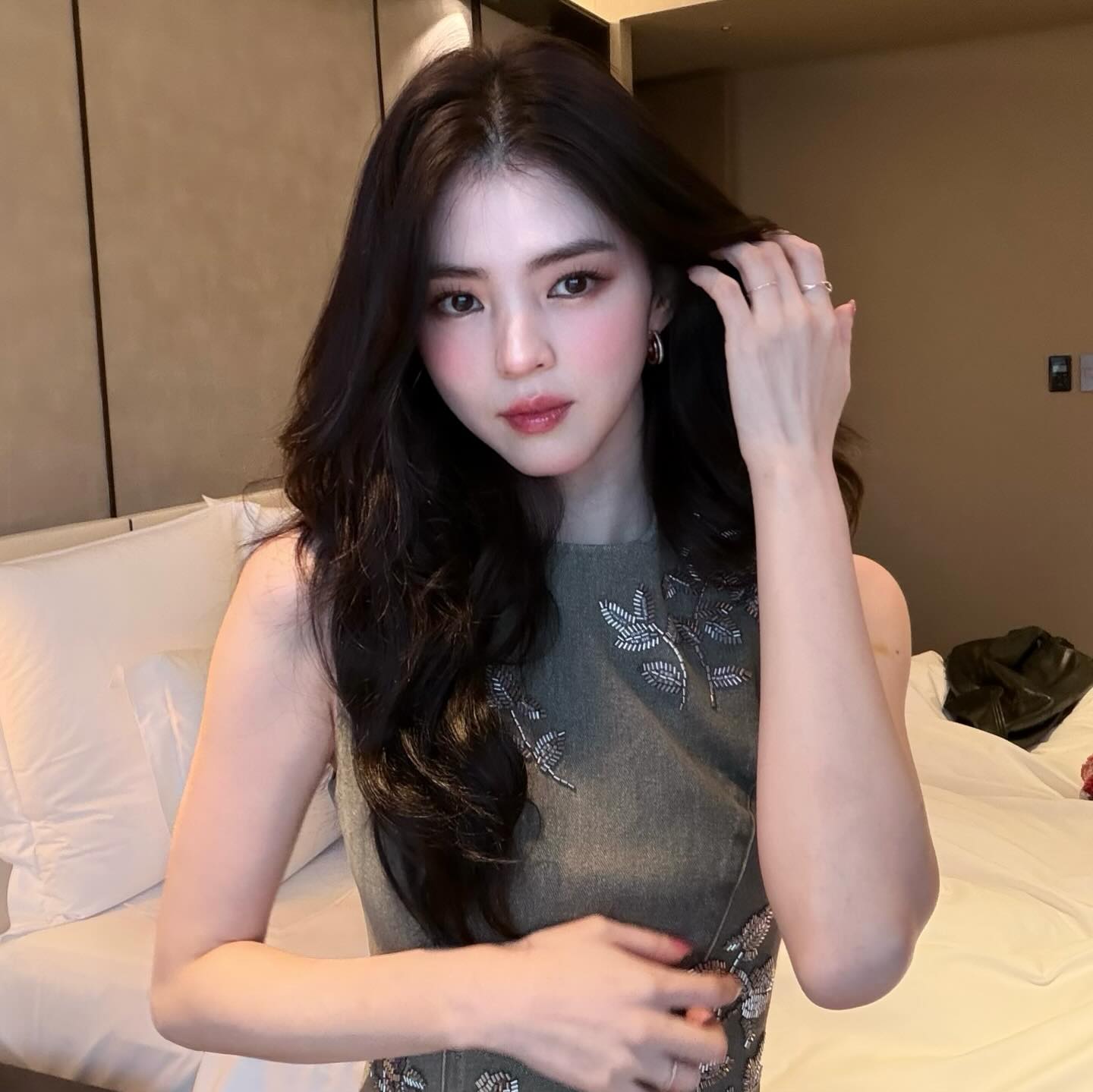 如果你手邊正拿著那罐讓你頭痛的液體胭脂（或是一支想拿來當胭脂的唇膏），請跟著以下步驟嘗試：