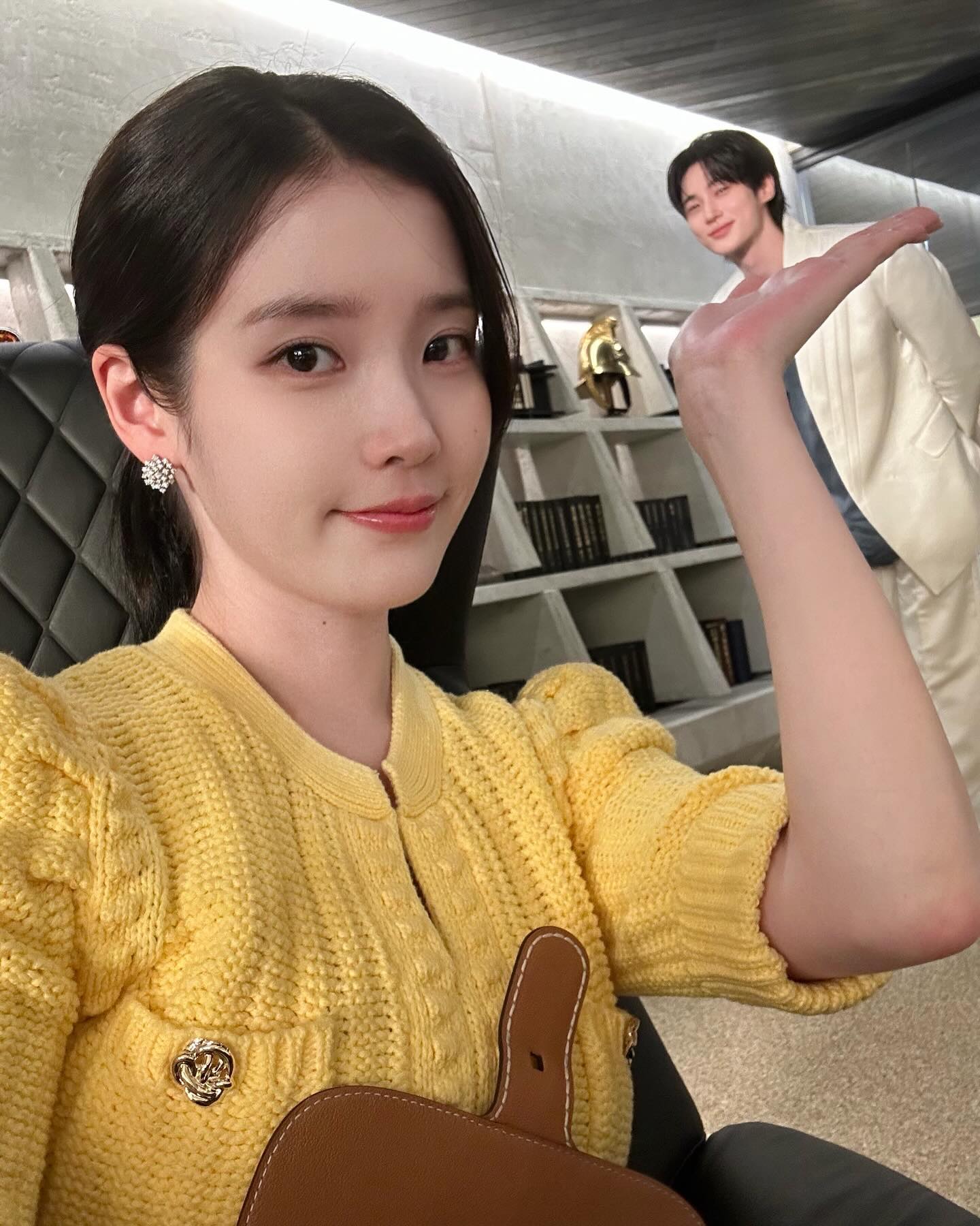 揭秘IU凍齡奇蹟！滴油濕敷法超實用，《21世紀大君夫人》牛奶肌全靠這5個保養習慣