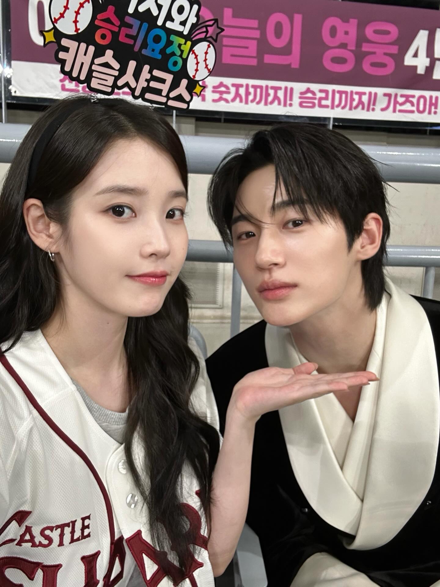 揭秘IU凍齡奇蹟！滴油濕敷法超實用，《21世紀大君夫人》牛奶肌全靠這5個保養習慣