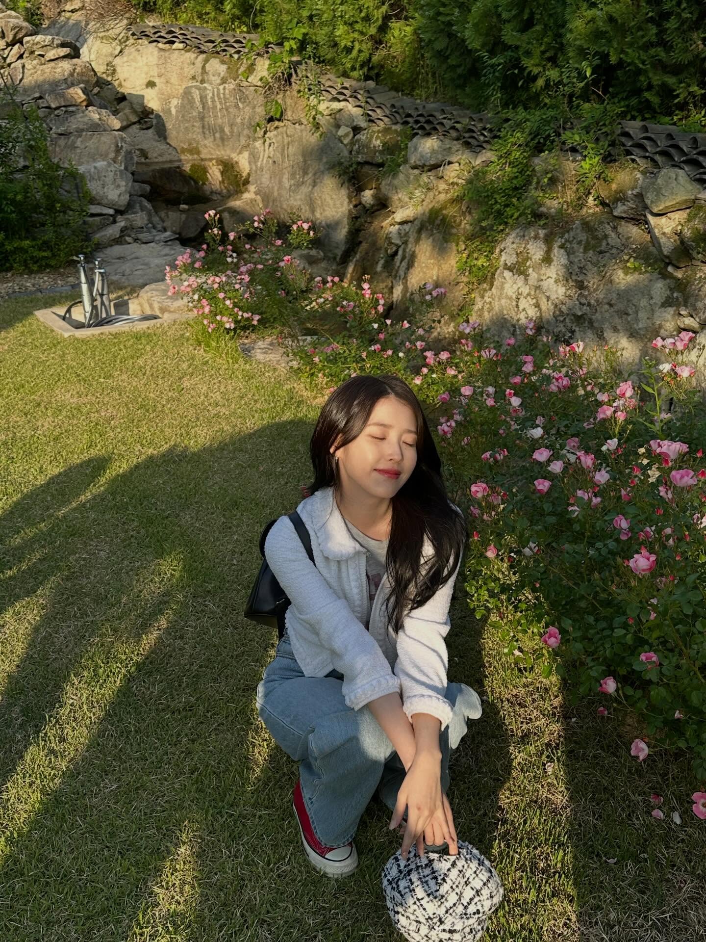 揭秘IU凍齡奇蹟！滴油濕敷法超實用，《21世紀大君夫人》牛奶肌全靠這5個保養習慣