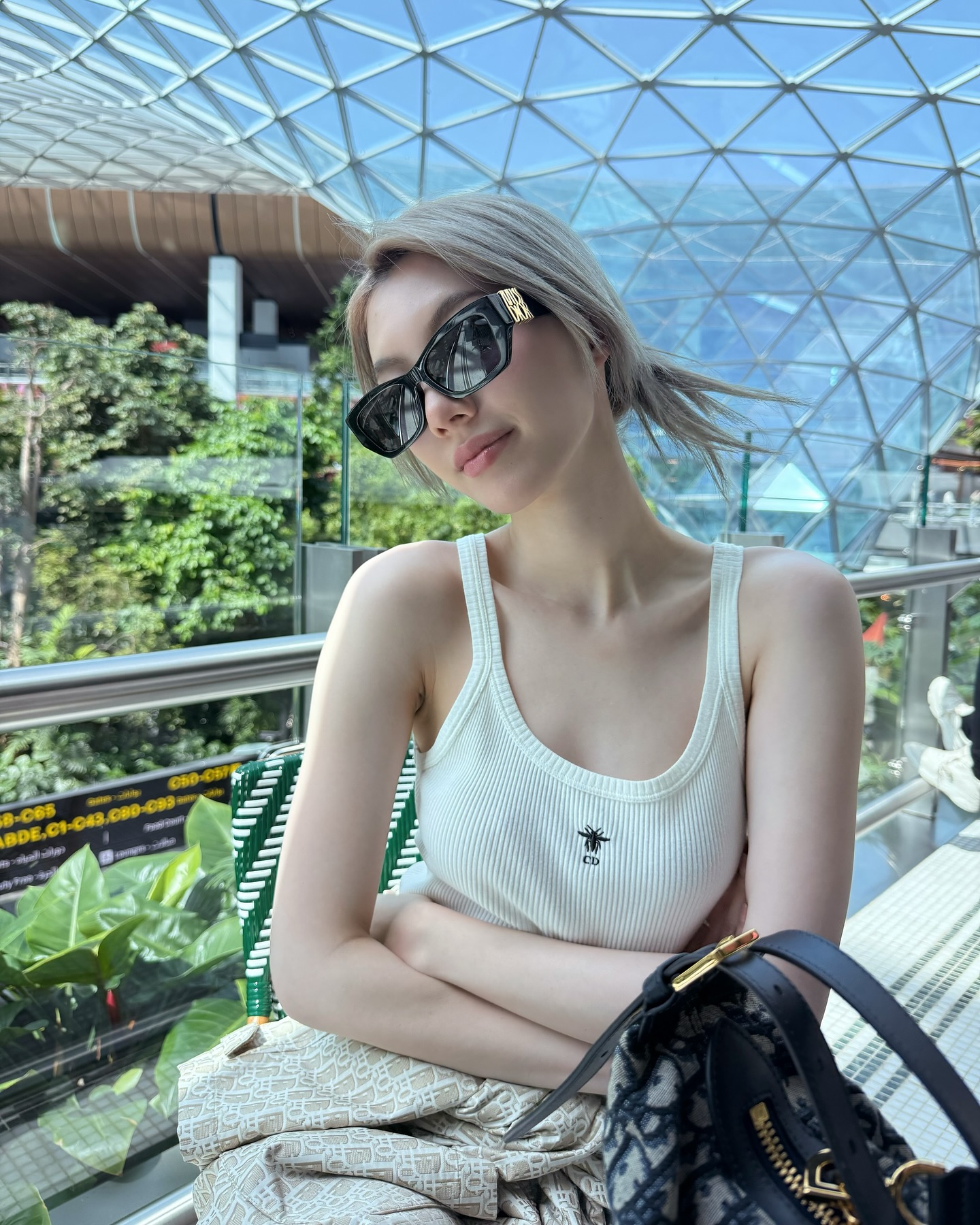 為什麼別人的眼鏡妝看起來那麼乾淨？原來祕訣藏在那些不起眼的小動作裡，摘下眼鏡不再尷尬