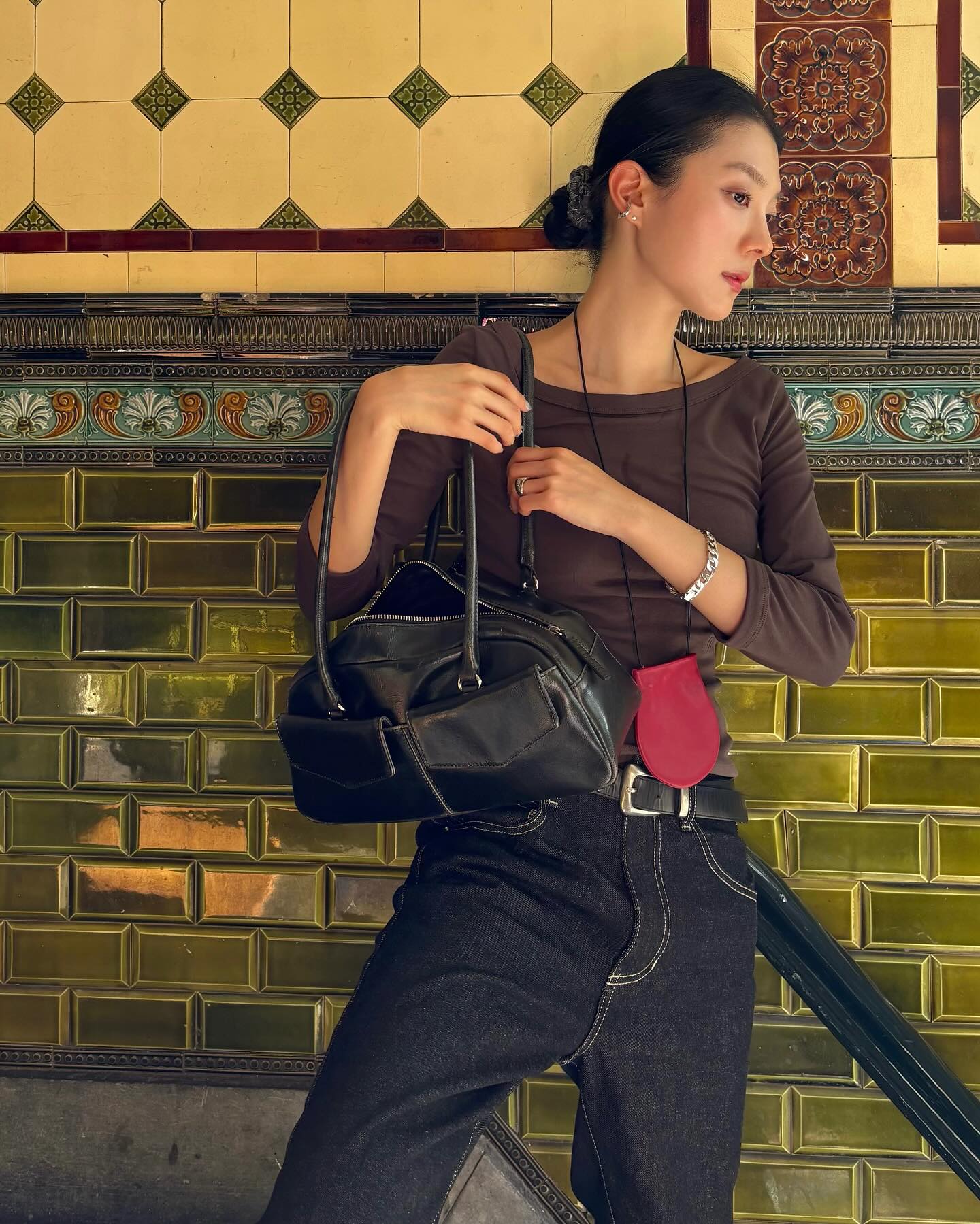 原來「低頭」不是唯一元兇？揭秘3大隱形頸紋成因，掌握「黃金提拉」精準消除頸紋