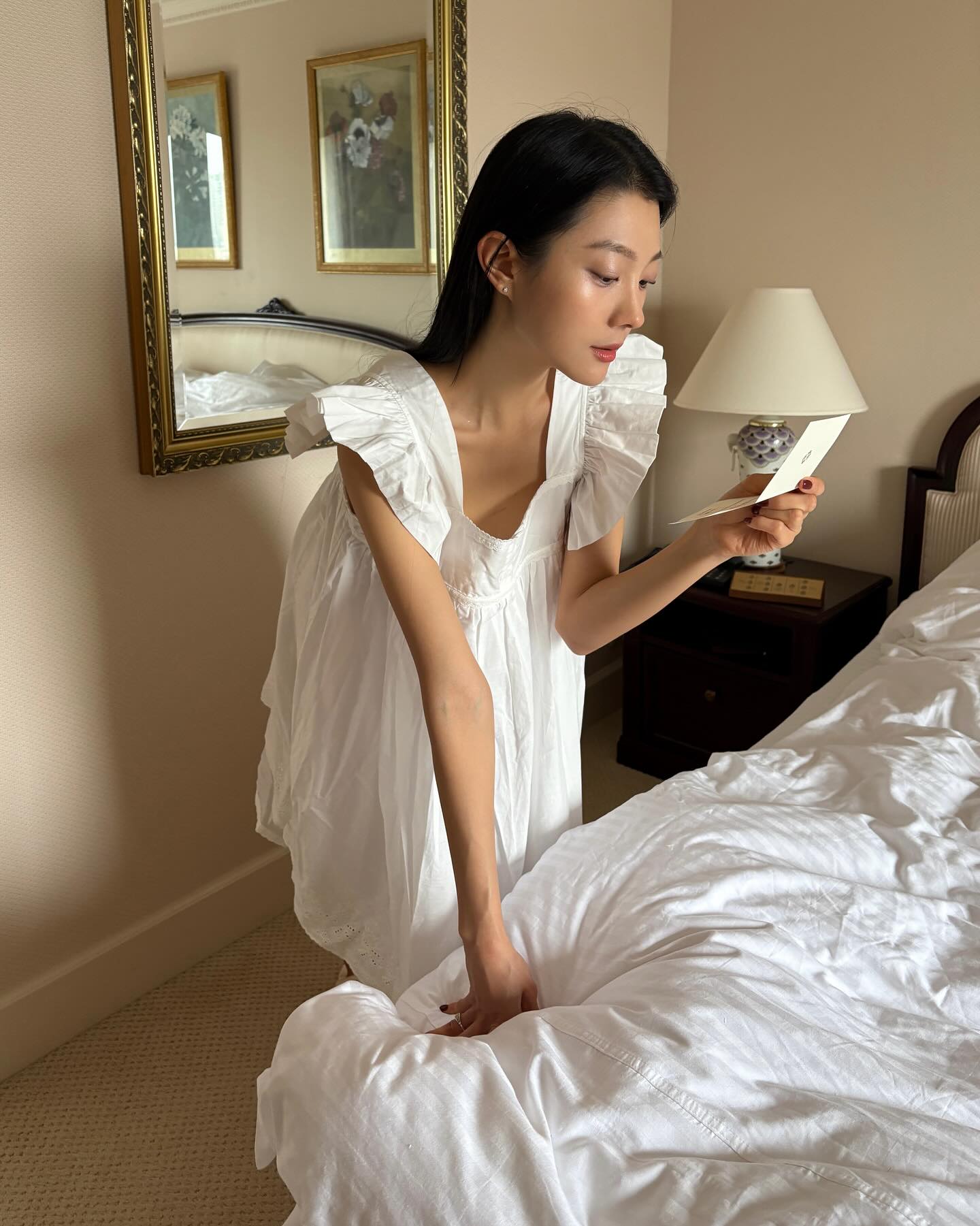 原來「低頭」不是唯一元兇？揭秘3大隱形頸紋成因，掌握「黃金提拉」精準消除頸紋