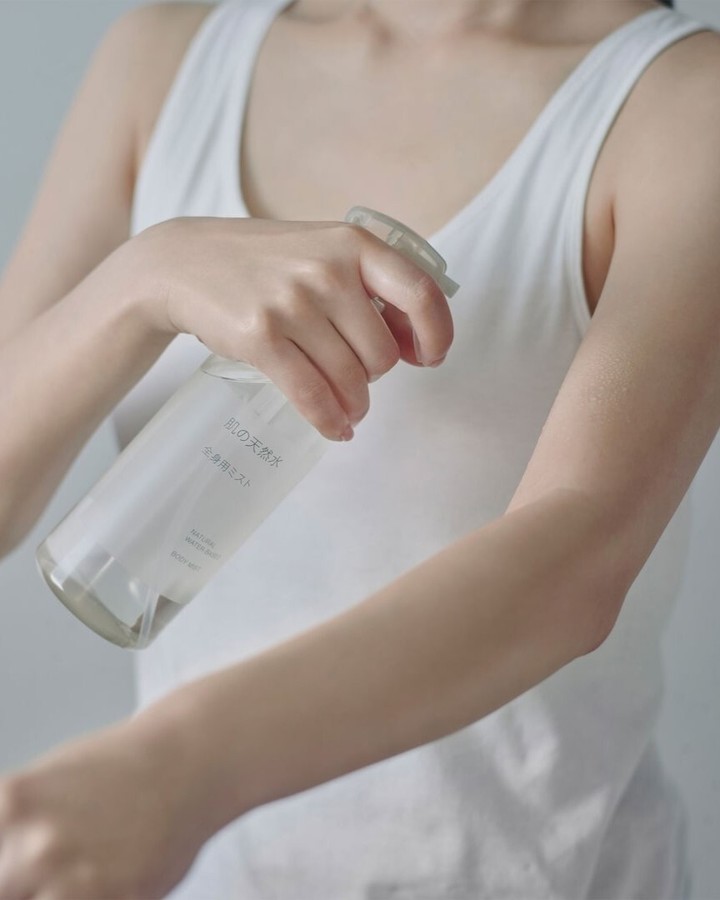 洗澡後的保養死角，你打算放任多久？MUJI 這瓶「倒轉噴霧」正悄悄解決你的手短危機