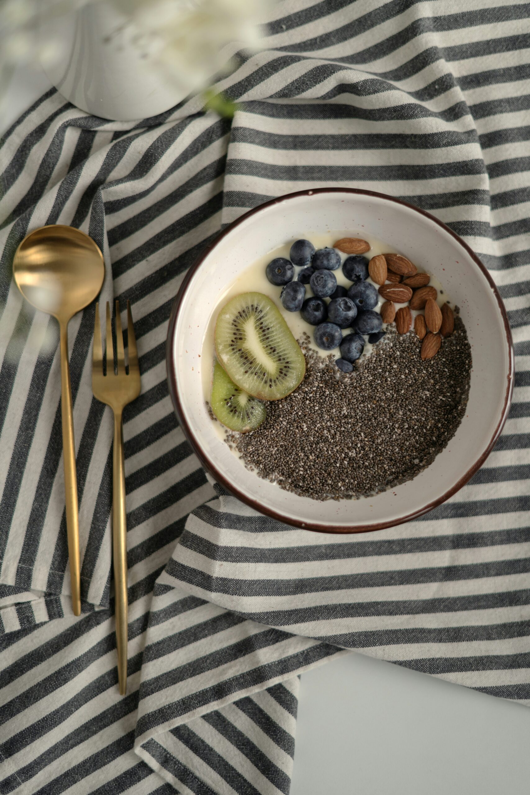 飽足感與纖維兼具！奇亞籽功效如何助你維持體態？三步驟解鎖平坦小腹正確泡法讓便秘不再來